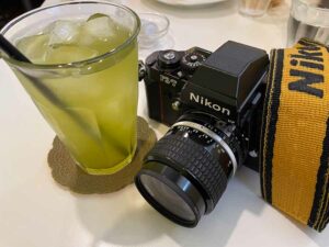 Verre de thé vert sencha glacé servi dans un café du quartier de Yanaka Ginza à Tokyo.